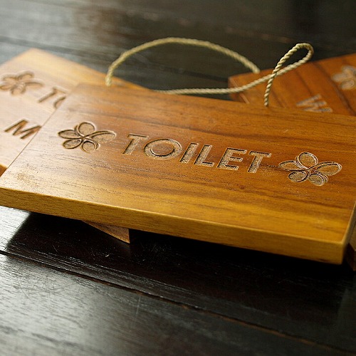 バリ雑貨 木製 ドアプレート アルファベットひも付き トイレ Toilet 通販 Cocobari