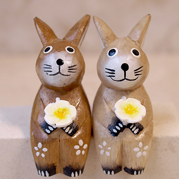 木彫りのウサギ(カップル)人形・置物の通販｜Cocobari